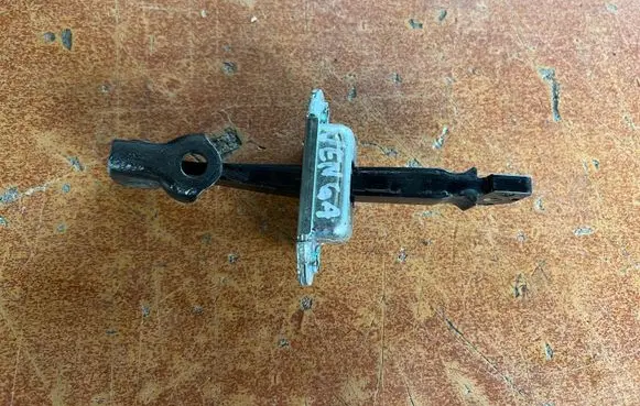 KIA Venga Rear door check strap stopper