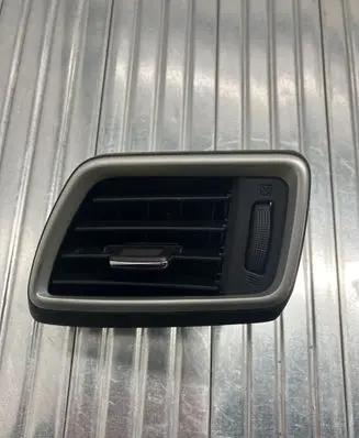 Nissan Qashqai Dashboard side air vent grill/cover trim 687614EA0A N01819