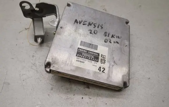 Toyota Avensis T220 Engine control unit/module 8966105420