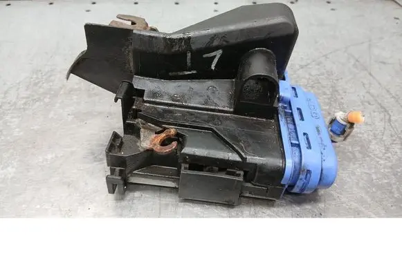 Audi A4 S4 B5 8D Rear door lock 8D0839015A