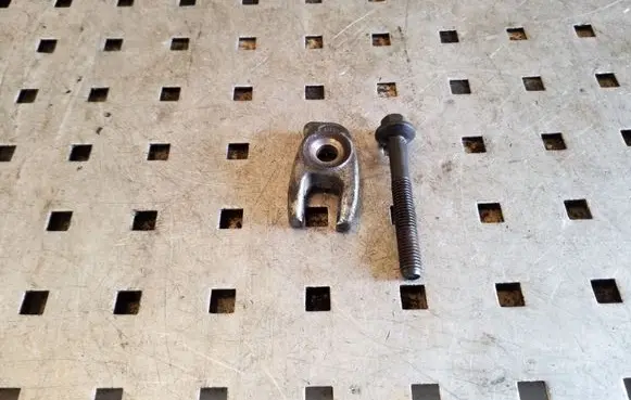 Nissan Juke I F15 Fuel Injector clamp holder