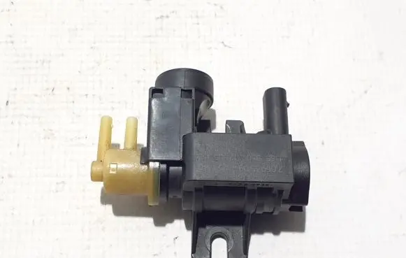 BMW 5 G30 G31 Turbo solenoid valve 8589117