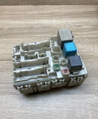 Toyota Prius (XW20) Fuse module 8273047290 7C270281 701185620