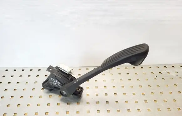 Volvo XC70 Accelerator throttle pedal 30636003
