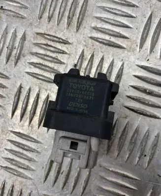 Toyota Avensis Verso Glow plug pre-heat relay 2861067010 1567000671