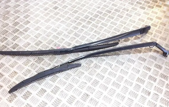 Toyota Auris E180 Front wiper blade arm