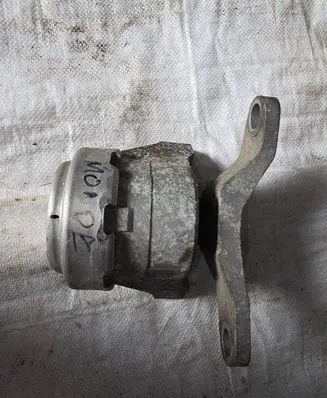 Ford Mondeo MK IV Engine mount bracket