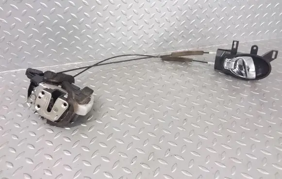 Nissan Juke I F15 Front door lock