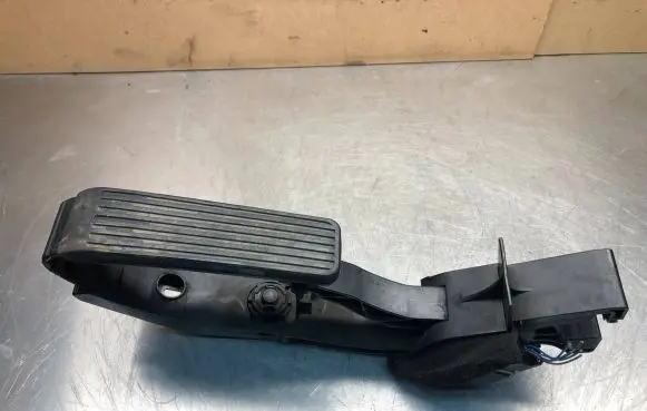 Mercedes-Benz E W211 Accelerator throttle pedal 1293010382