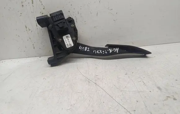 Accelerator throttle pedal