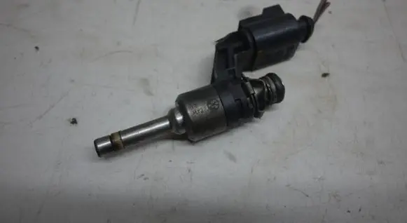 Volkswagen Tiguan Fuel injector 03C906036E