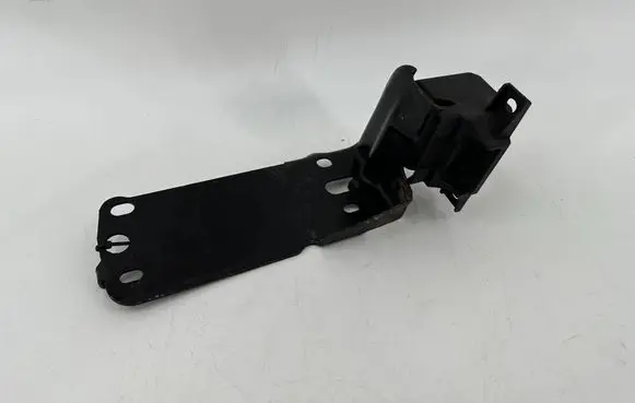 BMW 3 E90 E91 Radiator mount bracket 7117811 51647117811