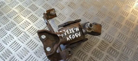Mazda 323 F Engine mount bracket