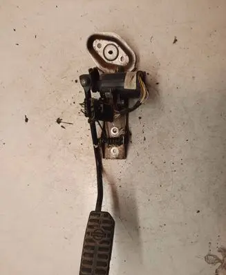 Nissan Almera Tino Accelerator throttle pedal 1132099015