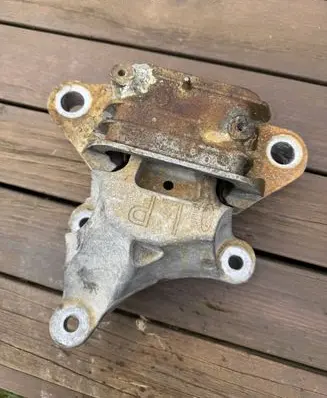 Engine mount bracket