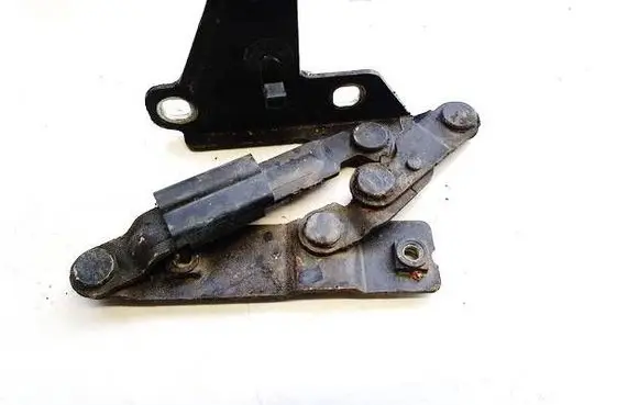 Engine bonnet/hood hinges