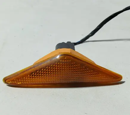 Ford Mondeo Mk III Front fender indicator light 1s7113k309