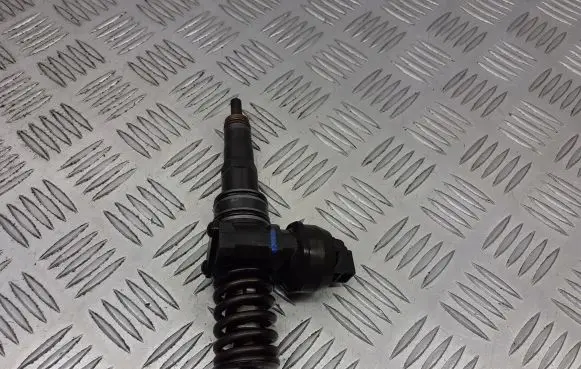 Skoda Fabia Mk2 (5J) Fuel injector 038130073AG
