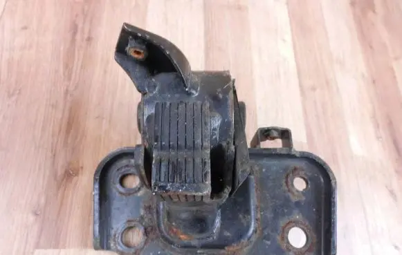 Toyota Avensis T270 Gearbox mount 123720R040