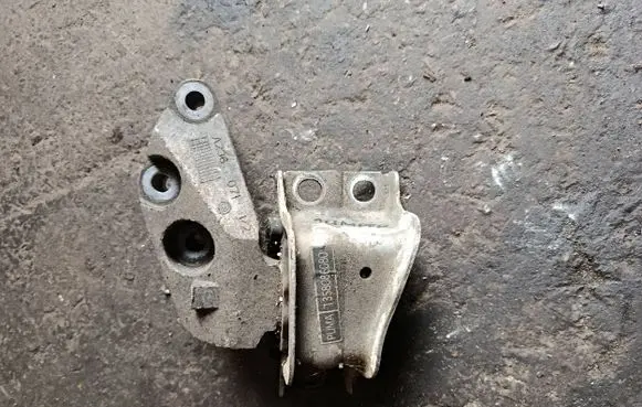 Peugeot Boxer Engine mount bracket 1358086080