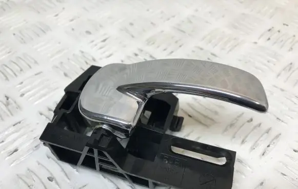 Nissan Qashqai+2 Front door interior handle 80670JDO