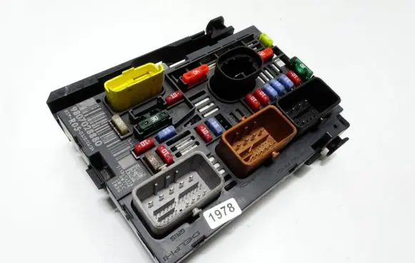 Peugeot 308 Fuse module 9807028880