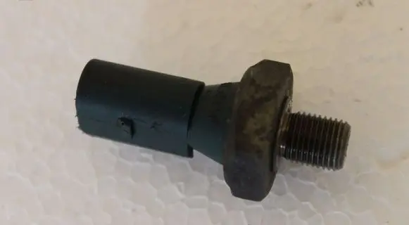 Volkswagen Golf IV Oil pressure sensor 036919081B