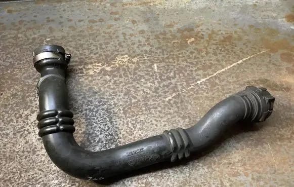 Renault Laguna III Intercooler pipe mounting bracket 8200551943