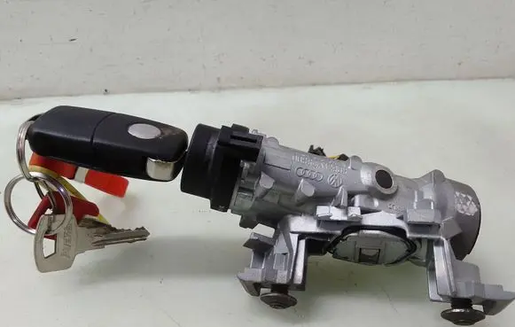 Volkswagen Touran I Ignition lock 1KO905851B