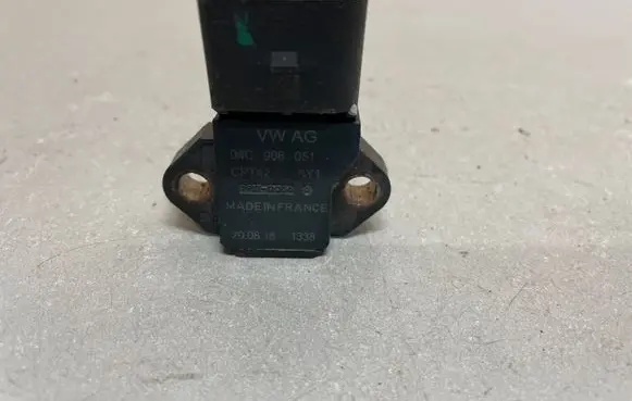 Audi A4 S4 B9 Air pressure sensor 04C906051