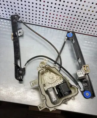 Seat Altea XL Front door window regulator with motor 5P0837401N 1T0959701G S1131H008