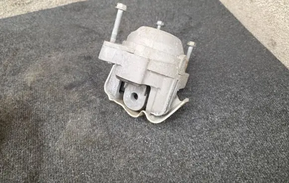 Porsche Cayenne (92A) Engine mount bracket