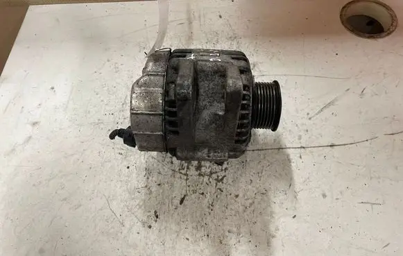 KIA Sorento Generator/alternator 373004A300 021319212