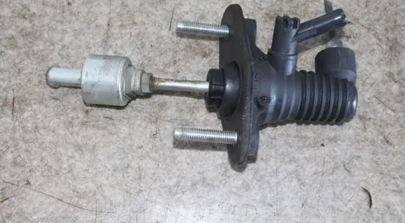 Toyota RAV 4 (XA30) Clutch slave cylinder 