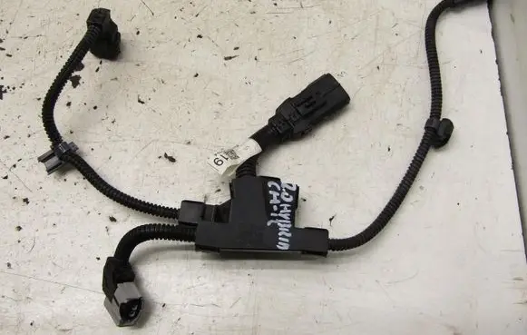 Toyota C-HR I Fuel injector wires 82219F4010A