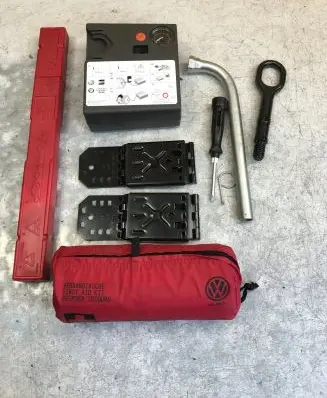 Audi A3 S3 8P Tool set 8P0012615C 8K0860251