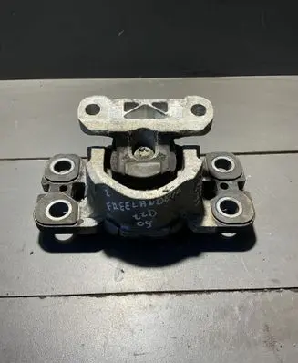 Land Rover Freelander 2 - LR2 Engine mount bracket 