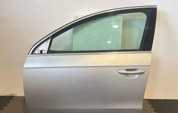 Volkswagen PASSAT B7 Front door 