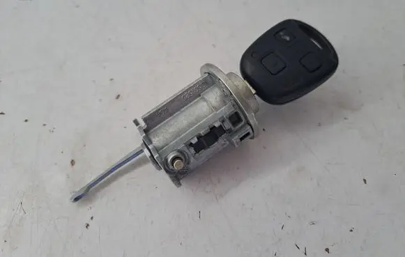 Toyota Avensis T250 Ignition lock 8907305071 8907305070