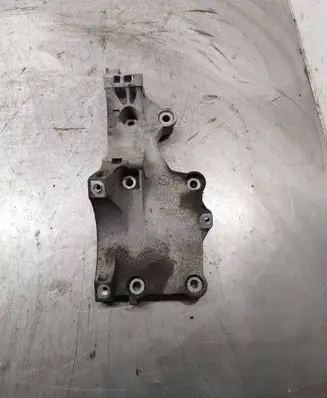 Volkswagen PASSAT B6 Generator/alternator bracket 038903143af A151900S1