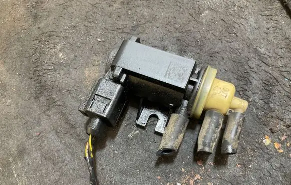 Skoda Octavia Mk2 (1Z) Turbo solenoid valve 1K0906627B 08382