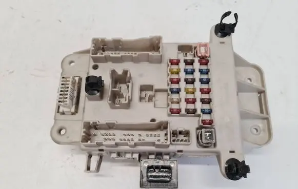 Toyota RAV 4 (XA20) Fuse module 1129 1K20