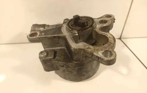 Nissan X-Trail T31 Vacuum pump 8200472458