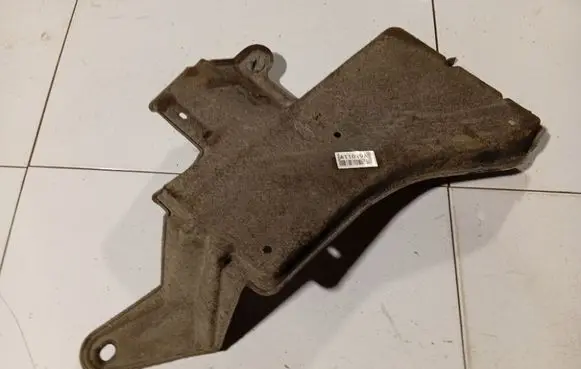 Toyota Avensis T270 Engine splash shield/under tray 5762705010