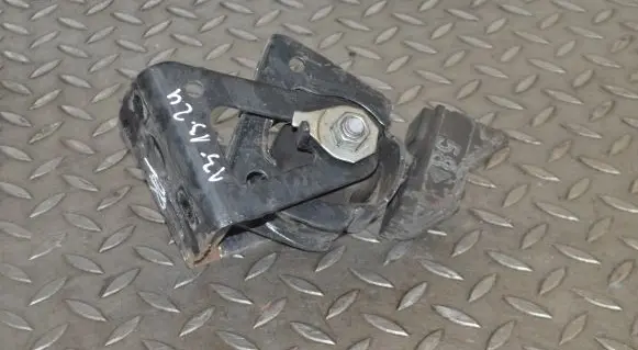 Toyota Prius (XW30) Engine mount bracket