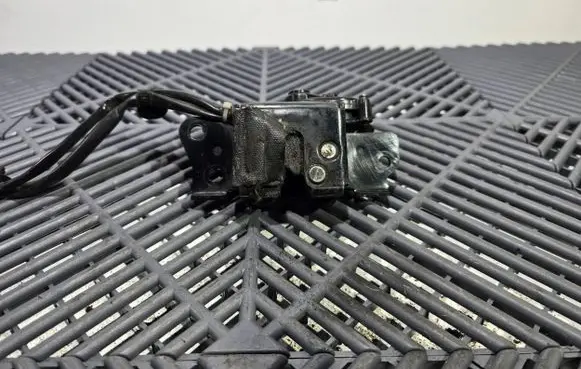 Loading door lock