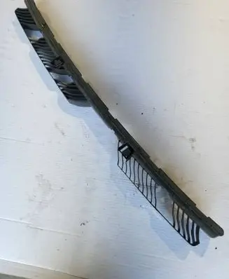 Rear bumper mounting bracket