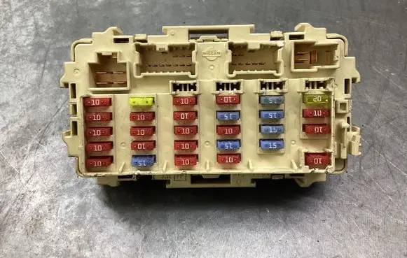 Nissan X-Trail T30 Fuse module 25230 79981 20603241138