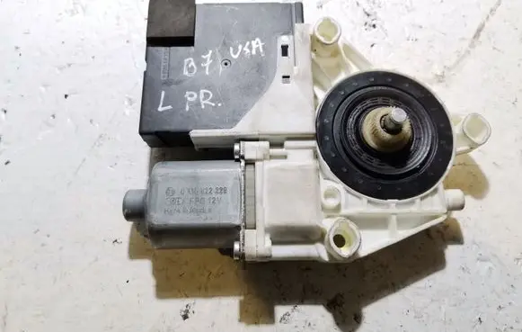 Volkswagen PASSAT B7 Front door window regulator motor 3C0959793B 0130822229