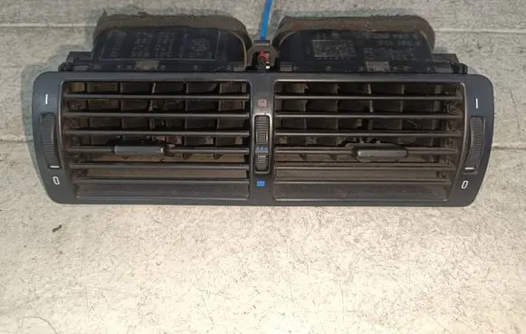 BMW 5 E39 Dash center air vent grill 8391179